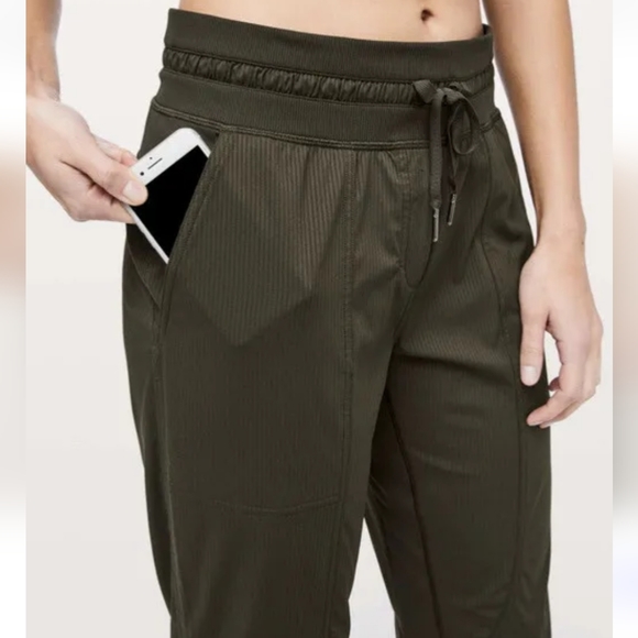 Lululemon Dance Studio Street City Mid-Rise Crop 25” Size 4 Dark Olive Yoga - Picture 3 of 7